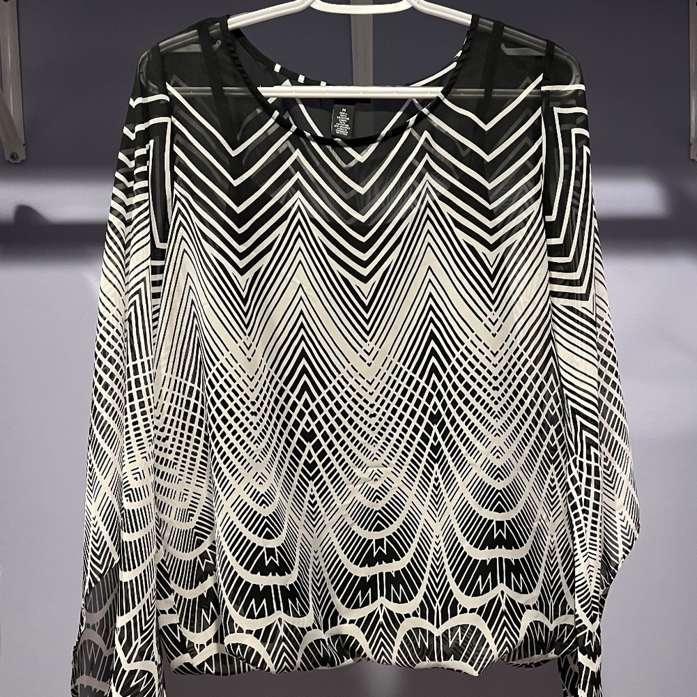 Alfani Size Medium Black and White Top with Angel Sleeves
